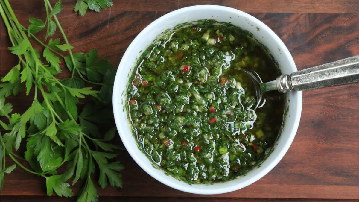 Cómo hacer un chimichurri argentino bien tradicional para acompañar todos tus asados. Cómo hacer un chimichurri argentino bien tradicional para acompañar todos tus asados.