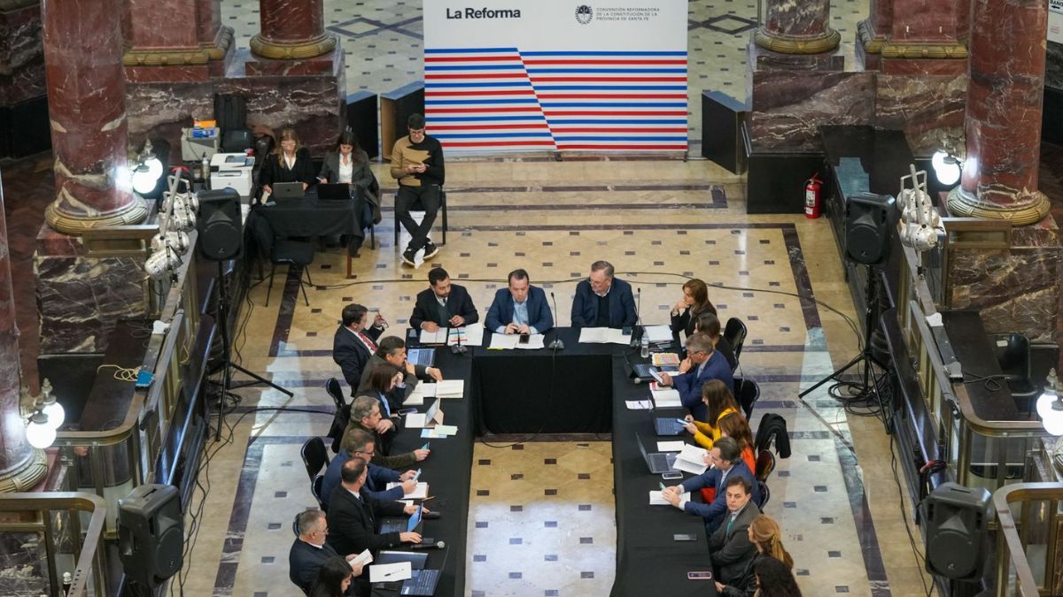 En Rosario está reunida la comisión redactora para dar forma final a las reformas incorporadas a la Carta Magna.