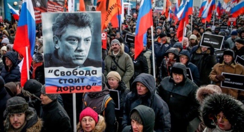 Miles de personas conmemoran la muerte de un líder opositor y protestan contra Putin