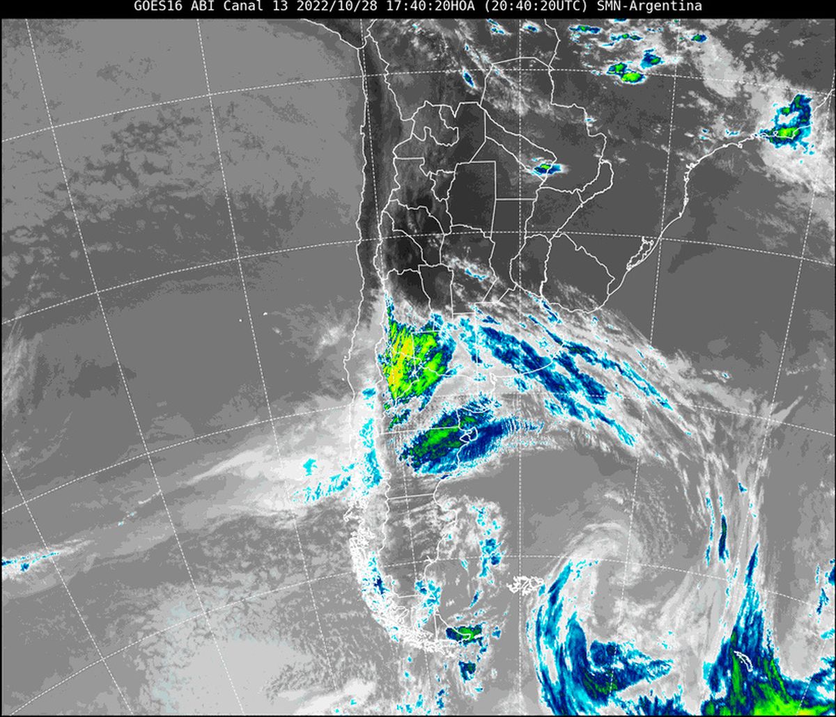 En la imagen satelital se observa el cielo de nuestra provincia prácticamente libre de nubes en su totalidad. Se observa también un centro de baja presión en el Atlántico sur que arrastra aire desde el oeste en las provincias de La Pampa y Buenos Aires.