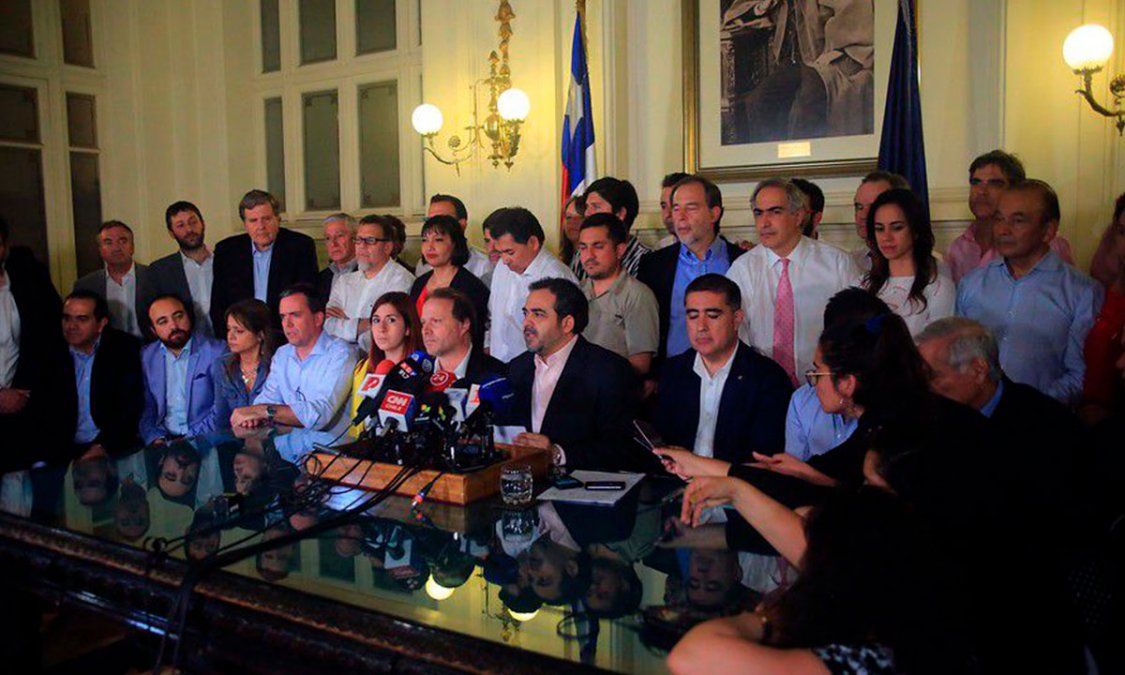 El 15 de noviembre del año pasado se registró la histórica foto del acuerdo de paz social.