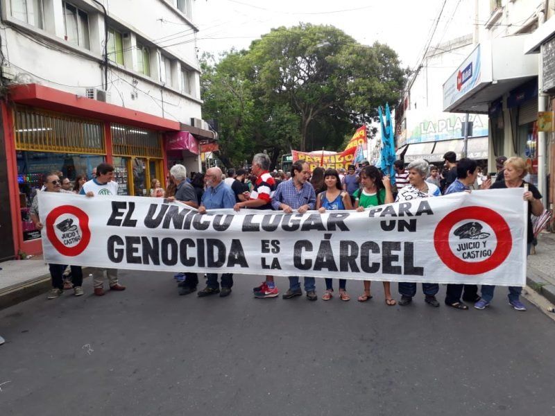 Escracharon al ex represor Víctor Brusa, beneficiado con prisión domiciliaria