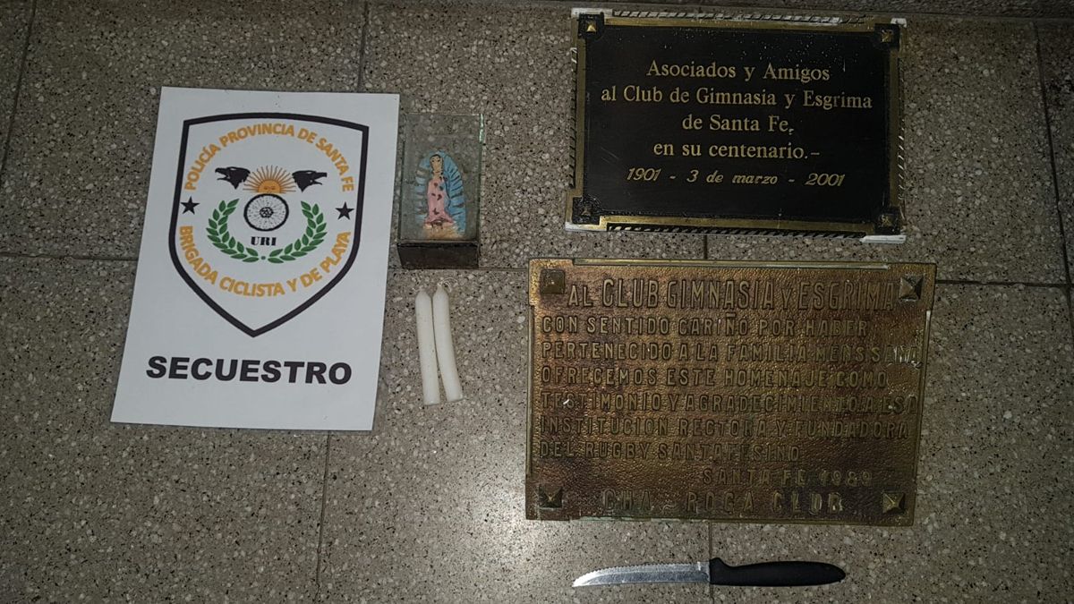 Pidió permiso para entrar al baño en el club Gimnasia y Esgrima de 4 de Enero y se llevó dos placas de bronce.