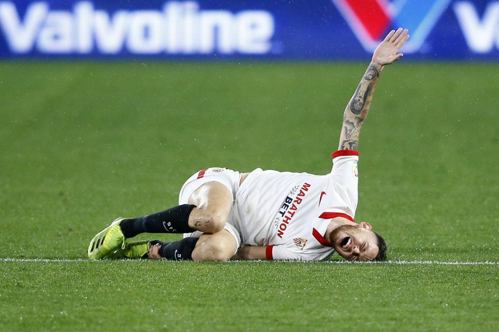 Lucas Ocampos tuvo que ser reemplazado en el triunfo 3-0 del Sevilla ante el Getafe por una fuerte patada de Djene.