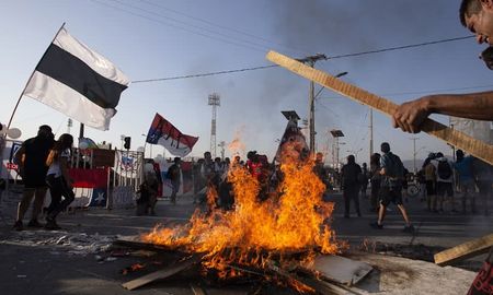 un manifestante muerto en otra noche de furia en chile un manifestante muerto en otra noche de furia en chile