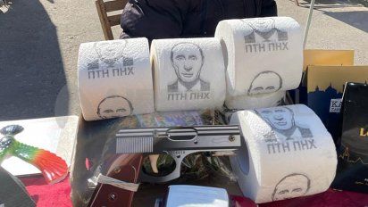 En Ucrania, la sociedad manifiesta su enojo con Rusia y vende objetos que ridiculizan e insultan a Vladimir Putin. Hay una resistencia cultural que participa de la guerra.