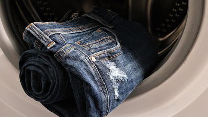 Ni a 15 ni a 35 grados: a qué temperatura tiene que estar el agua para lavar los jeans y que no se desgasten
