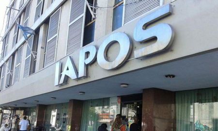 El Iapos es el único organismo de salud -público o privado- de Santa Fe que tiene un convenio de intermediación exclusiva para la compra de todos los medicamentos. Lo hace a través del Colegio de Farmacéuticos por casi 7 mil millones de pesos anuales. El Iapos es el único organismo de salud -público o privado- de Santa Fe que tiene un convenio de intermediación exclusiva para la compra de todos los medicamentos. Lo hace a través del Colegio de Farmacéuticos por casi 7 mil millones de pesos anuales.
