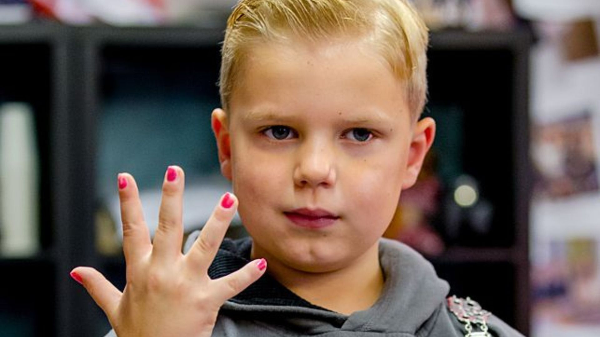 Defiende a su hijo de críticas por pintarse las uñas y se vuelve viral: Nada es solo para niñas o niños