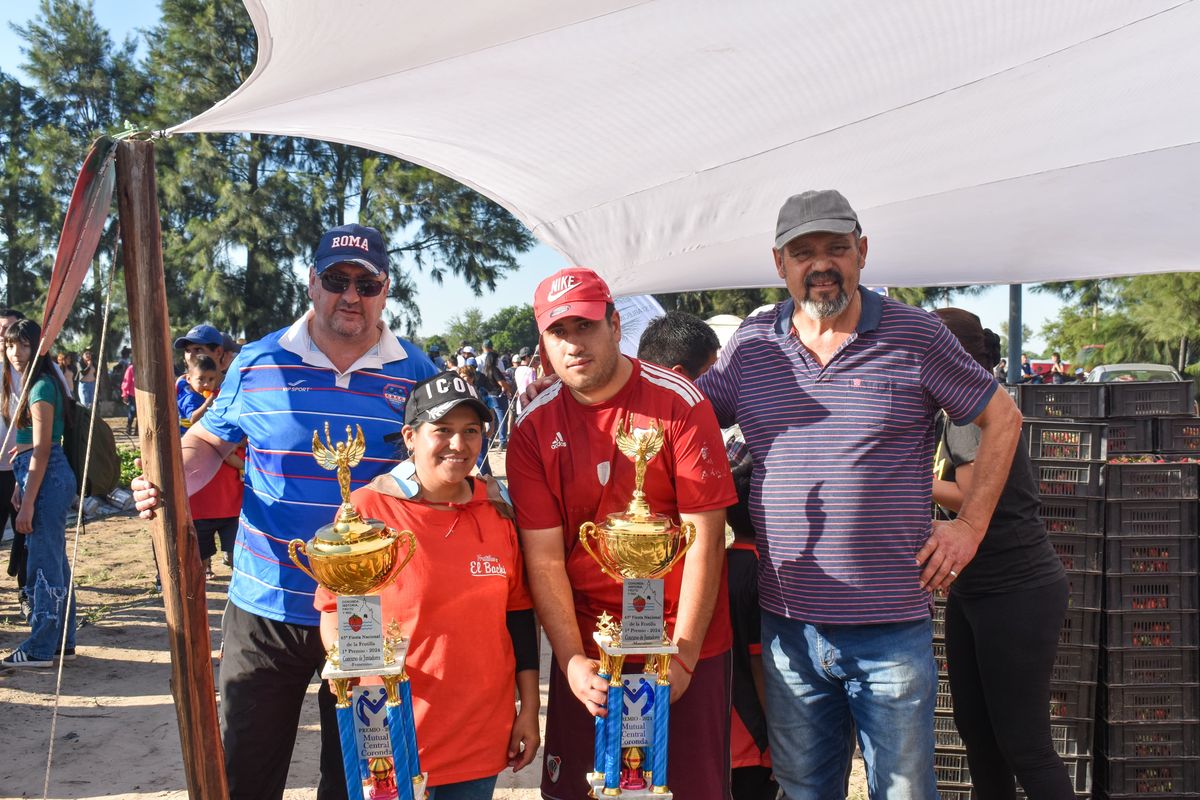 Facundo Fuhr y Eva Martínez fueron los ganadores del concurso de juntadores de frutilla