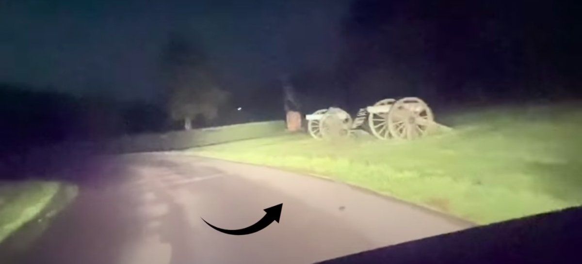 Captaron un fantasma que justo cruzaba por la calle