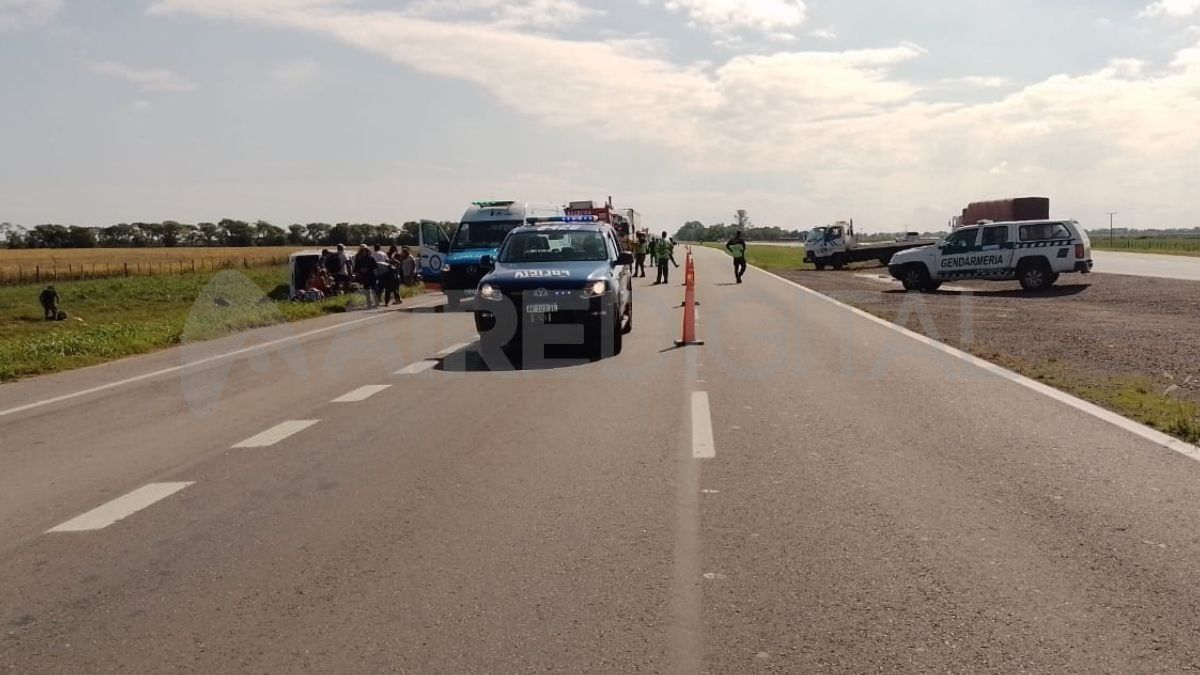La policía de la provincia de Santa Fe trabaja en el ordenamiento del tránsito sobre la ruta nacional 34. La policía de la provincia de Santa Fe trabaja en el ordenamiento del tránsito sobre la ruta nacional 34.