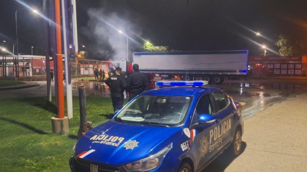 El vehículo estaba por ingresar al predio de un frigorífico cuando dos personas en moto le arrojaron una bomba molotov y se dieron a la fuga.