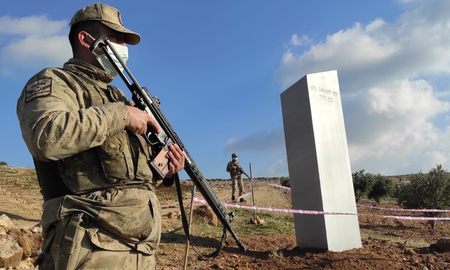 Apareció un misterioso monolito en Turquía con una frase perturbadora Apareció un misterioso monolito en Turquía con una frase perturbadora