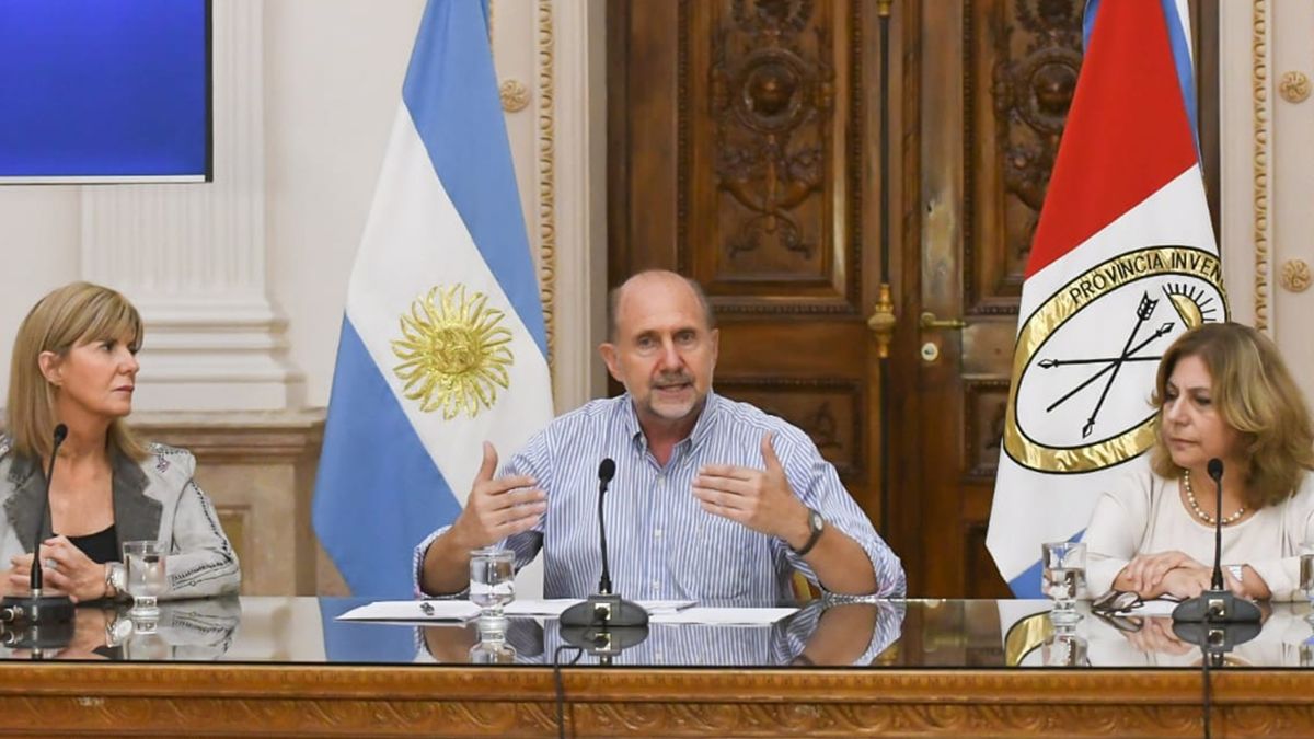 Omar Perotti junto a la vicegobernadora Alejandra Rodenas y la secretaria de Salud