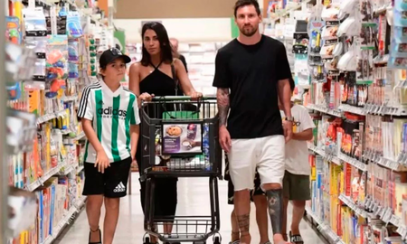 Lionel Messi fue de compras al supermercado y compró como un vecino más. Lionel Messi fue de compras al supermercado y compró como un vecino más.