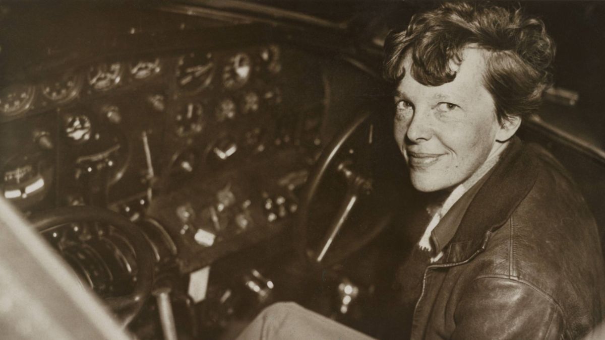Amelia en el cockpit del Lockheed Electra 10E, en una de las últimas fotos que le tomaron. El 2 de julio de 1937, despegó con Noonan desde Lae, en Papúa Nueva Guinea, con rumbo a Howland Island, donde esperaban aterrizar tras unas 20 horas de vuelo. Jamás llegaron a destino. Amelia en el cockpit del Lockheed Electra 10E, en una de las últimas fotos que le tomaron. El 2 de julio de 1937, despegó con Noonan desde Lae, en Papúa Nueva Guinea, con rumbo a Howland Island, donde esperaban aterrizar tras unas 20 horas de vuelo. Jamás llegaron a destino.