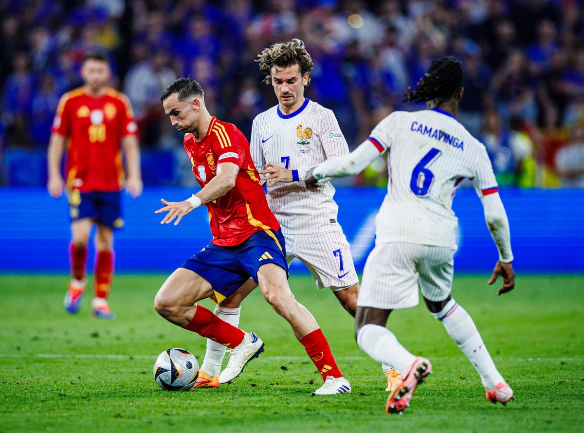 Francia jugará por el tercer y cuarto puesto ante el perdedor de Países Bajos vs. Inglaterra. Francia jugará por el tercer y cuarto puesto ante el perdedor de Países Bajos vs. Inglaterra.