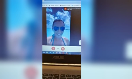 Profe, estamos en Cancún: desde la playa, una estudiante participó de una clase virtual Profe, estamos en Cancún: desde la playa, una estudiante participó de una clase virtual