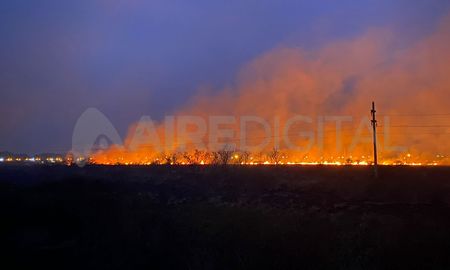 Grandes columnas de fuego se observan entre la Autopista Rosario-Santa Fe y la Ruta Nacional 11. Grandes columnas de fuego se observan entre la Autopista Rosario-Santa Fe y la Ruta Nacional 11.
