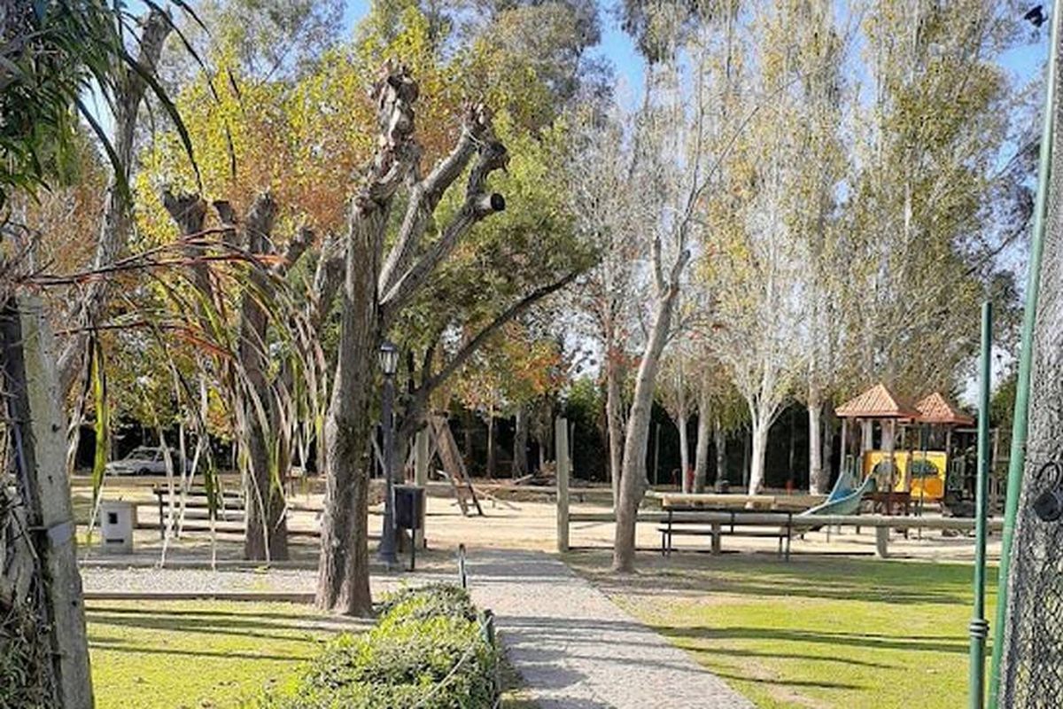 Valle Claro, el barrio privado donde vive Javier Milei, cuenta con juegos para chicos, canchas de fútbol, de tenis, pileta, gimnasio y club house con restaurante.