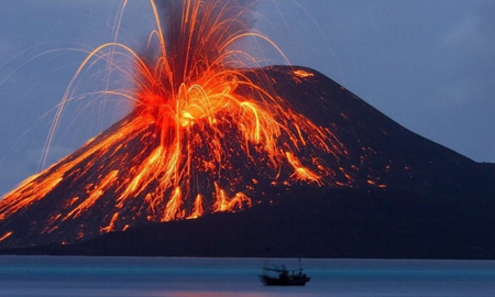 Entró en erupción el volcán activo más grande del mundo: La lava parece haber fluido fuera de la caldera Entró en erupción el volcán activo más grande del mundo: La lava parece haber fluido fuera de la caldera
