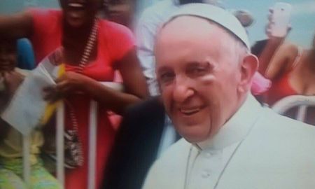 el papa francisco y el hematoma tras su golpe en el papamovil