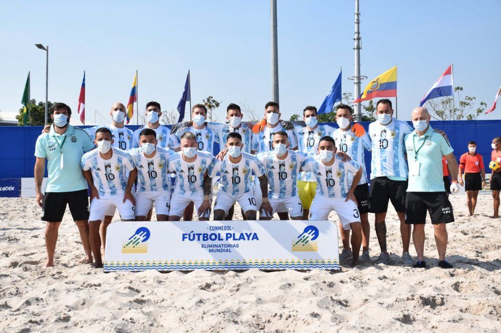 El seleccionado nacional de fútbol playa perdió con Colombia y complicó su clasificación.