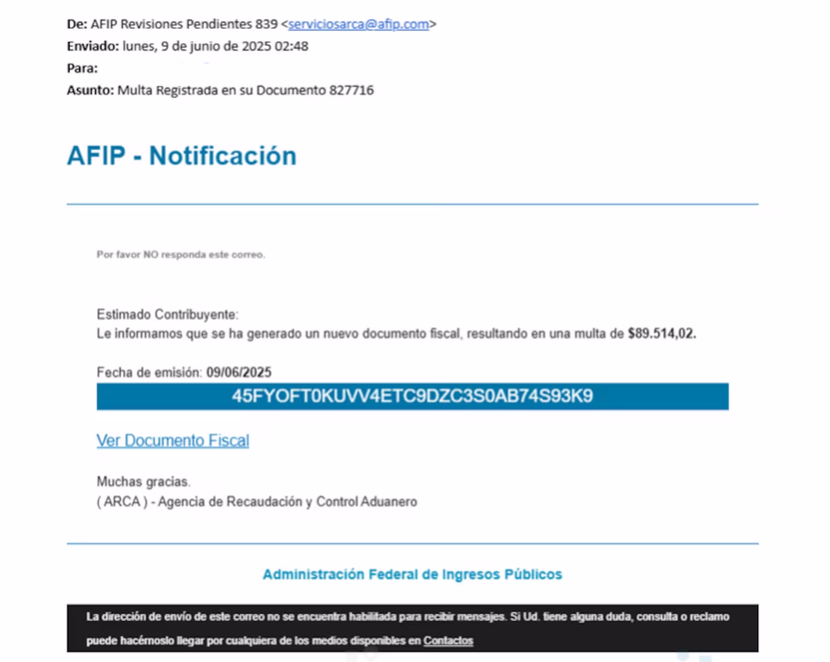 La víctima recibe un correo que simula ser ARCA/AFIP, indicando que el destinatario tiene una multa pendiente. La víctima recibe un correo que simula ser ARCA/AFIP, indicando que el destinatario tiene una multa pendiente.