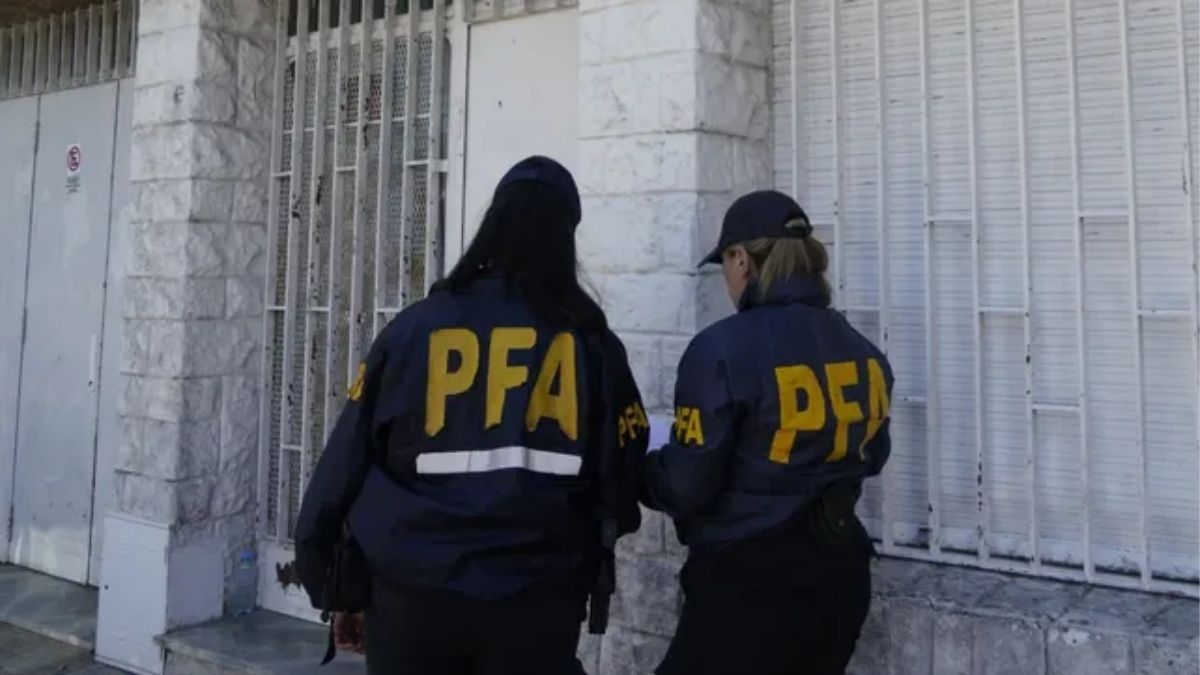 La Justicia federal imputó a una mujer que vive en Estados Unidos por el delito de trata de personas, acusada de controlar y explotar a la cuidadora de su madre mediante cámaras de seguridad. La Justicia federal imputó a una mujer que vive en Estados Unidos por el delito de trata de personas, acusada de controlar y explotar a la cuidadora de su madre mediante cámaras de seguridad.