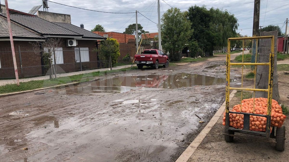 Hace tres meses que el anegamiento es permanente en Alsina y Florencio Fernández.