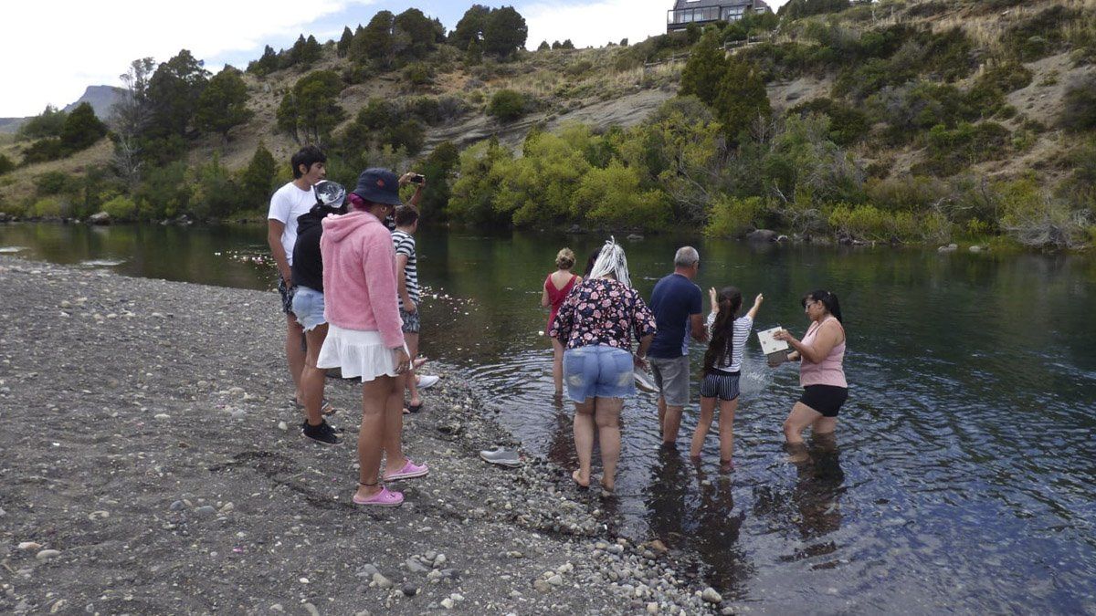 La familia de Lara se reuni&oacute; a orillas del lago Huechulafquen para esparcir las cenizas de la joven.&nbsp;