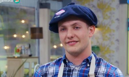 Gino debió abandonar Bake Off y los fieles seguidores del programa se expresaron en Twitter con divertidas publicaciones. Gino debió abandonar Bake Off y los fieles seguidores del programa se expresaron en Twitter con divertidas publicaciones.