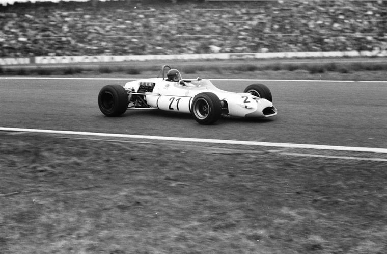 Integrando el equipo ACA-Sepac, debutó en la Fómula 2 Europea el domingo 12 de abril de 1970 –el día que cumplió 28 años– en el legendario circuito de Hockenheim, Alemania. Lo hizo con el Brabham BT30-Cosworth y, hasta lideró la segunda carrera durante siete vueltas. Lole obtuvo un 8º puesto final en la sumatoria de tiempos.