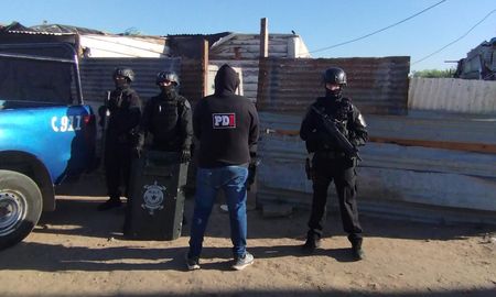 En el procedimiento realizado en el noroeste de la ciudad de Santa Fe, la PDI secuestró un revólver calibre 38. En el procedimiento realizado en el noroeste de la ciudad de Santa Fe, la PDI secuestró un revólver calibre 38.
