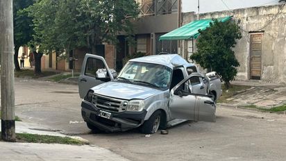 Derrape y vuelco en barrio Centenario: dieron de alta a los ocupantes de la camioneta