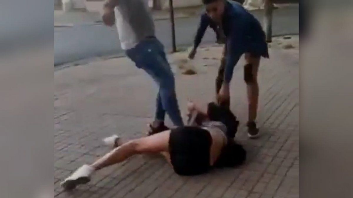 Así golpearon y humillaron a una chica trans en Santa Fe