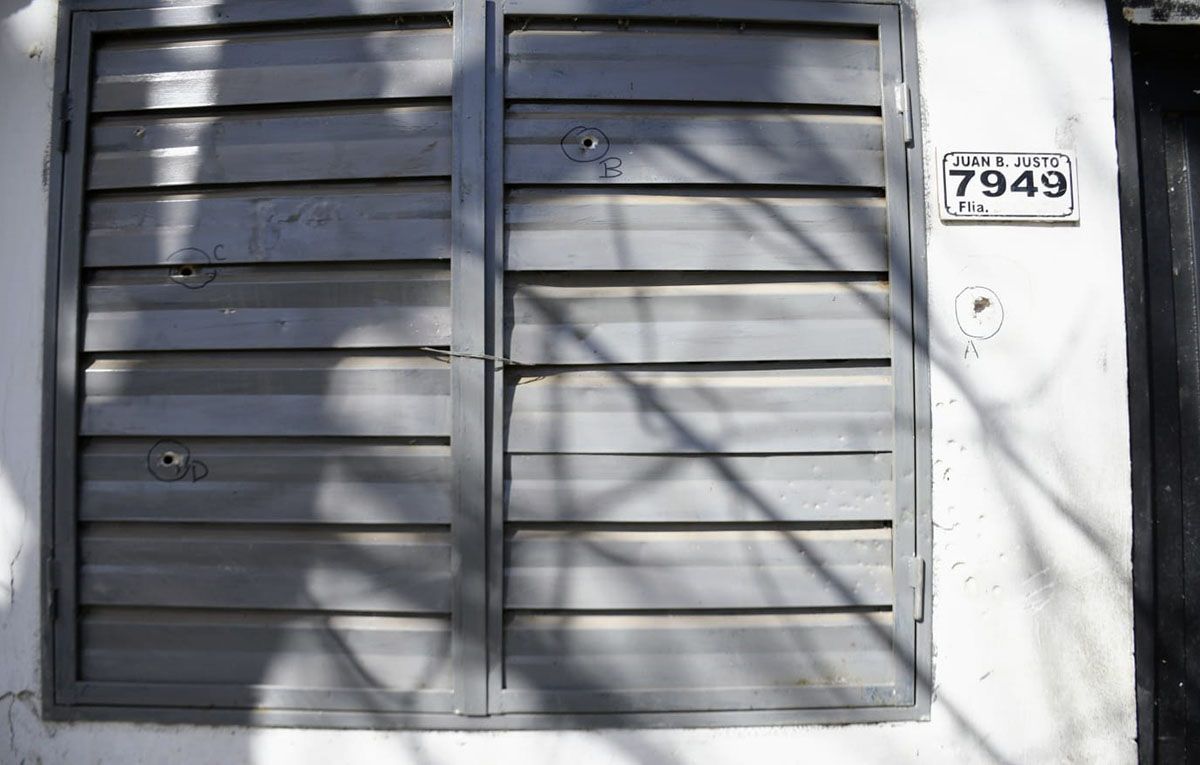Vecinos de la zona señalaron a los investigadores que el joven asesinado había llegado a la casa donde lo mataron “de visita”. Vecinos de la zona señalaron a los investigadores que el joven asesinado había llegado a la casa donde lo mataron “de visita”.