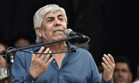 Camioneros, con Hugo Moyano a la cabeza, denunció aprietes de los empresarios del campo que declararon el paro agrario el lunes. Camioneros, con Hugo Moyano a la cabeza, denunció aprietes de los empresarios del campo que declararon el paro agrario el lunes.