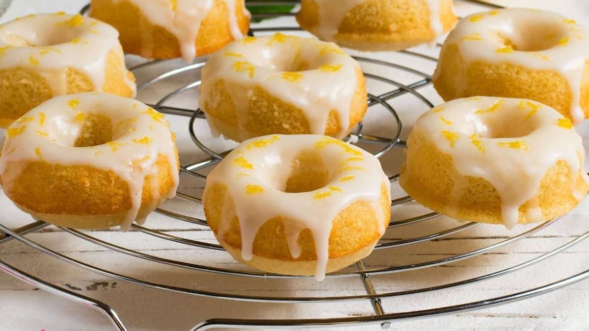 Ricas donas de limón con glasé. 