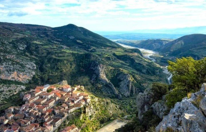 Civita: la comunidad fue fundada en el 1400 por albaneses que huían del imperio turco. Tiene 1.000 habitantes (Comune Civita).