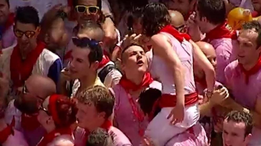 Video: Así manosean a una chica en plena fiesta de San Fermín