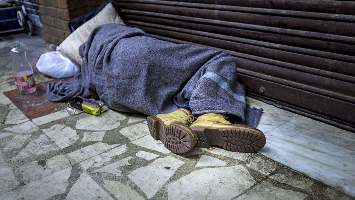 La mayoría de las personas que duermen en las calles de la ciudad de Santa Fe lo hacen en la zona de la terminal de ómnibus, el barrio sur o en cercanías de las parroquias.