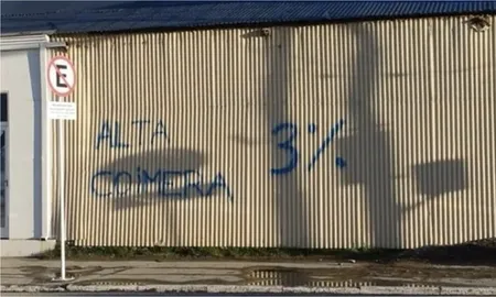La esperada caminata del presidente Javier Milei por el centro de Ushuaia, que replicaría los multitudinarios encuentros de su campaña de 2023, fue suspendida abruptamente este lunes debido a una bajísima convocatoria. La esperada caminata del presidente Javier Milei por el centro de Ushuaia, que replicaría los multitudinarios encuentros de su campaña de 2023, fue suspendida abruptamente este lunes debido a una bajísima convocatoria.