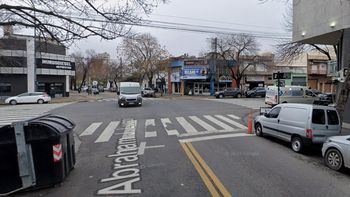 Choque entre un camión y un colectivo en Buenos Aires: había bebidas desparramadas por la calle