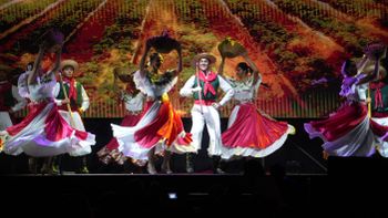 Coronda, vestida de gala para celebrar la histórica Fiesta de la Frutilla: color, música y mucho sabor