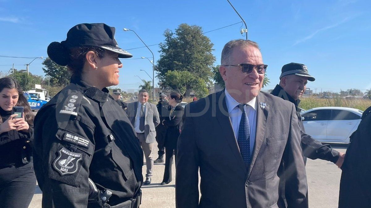 El gobierno de la provincia, a través del Ministerio de Seguridad, entregó, este lunes en El Alero, 29 nuevos vehículos para la Unidad Regional N° I, departamento La Capital.