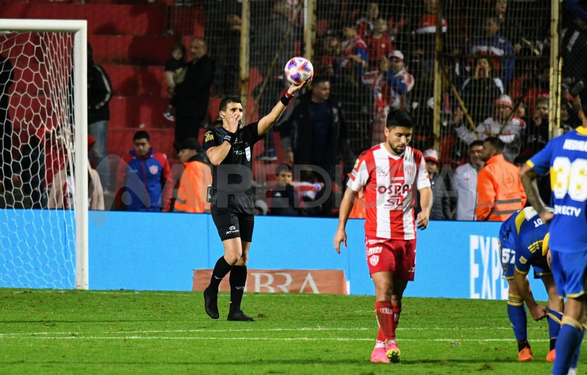 El arbitraje fue protagonista en el empate sin goles entre Unión y Boca, por la Liga Profesional. El arbitraje fue protagonista en el empate sin goles entre Unión y Boca, por la Liga Profesional.