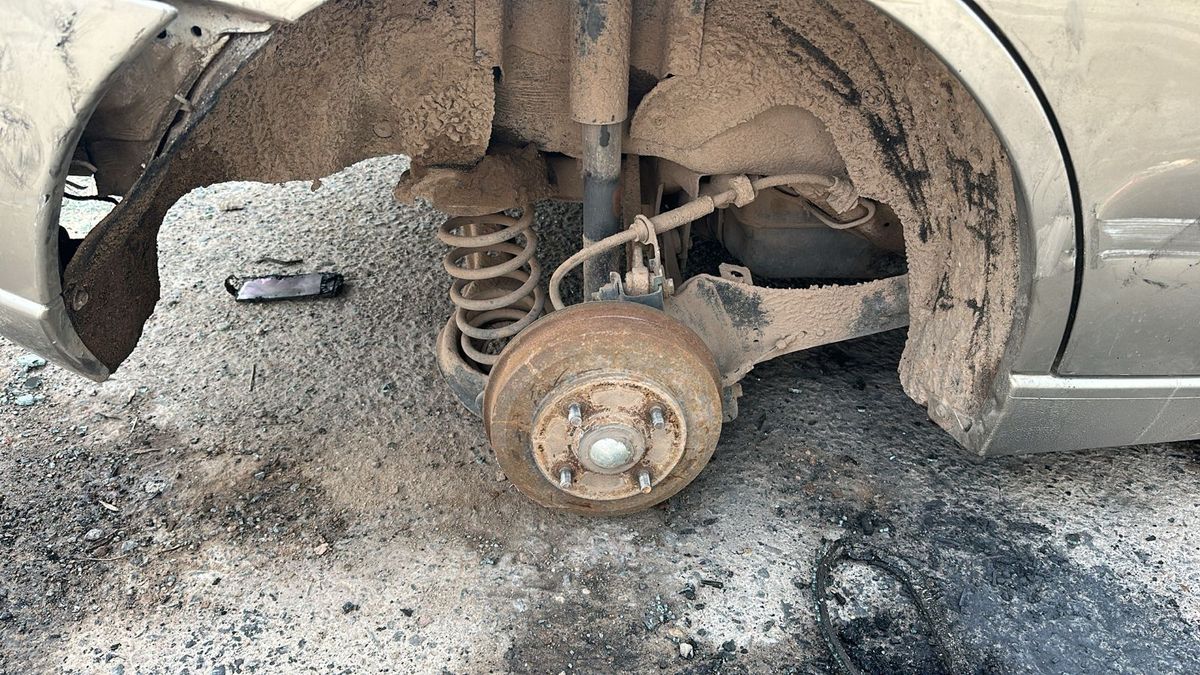 Tras sofocarse el fuego, robaron una de sus ruedas. Tras sofocarse el fuego, robaron una de sus ruedas.