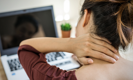 ¿Te duele el cuello por el frío o el celular?: claves y ejercicios para corregir la postura y evitar el dolor de cabeza ¿Te duele el cuello por el frío o el celular?: claves y ejercicios para corregir la postura y evitar el dolor de cabeza